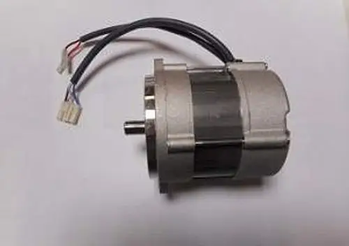 Motor von Remeha mit robustem Gehäuse und elektrischen Anschlusskabeln. Sichtbare Welle an einer Seite zur Befestigung in Maschinen oder Geräten.